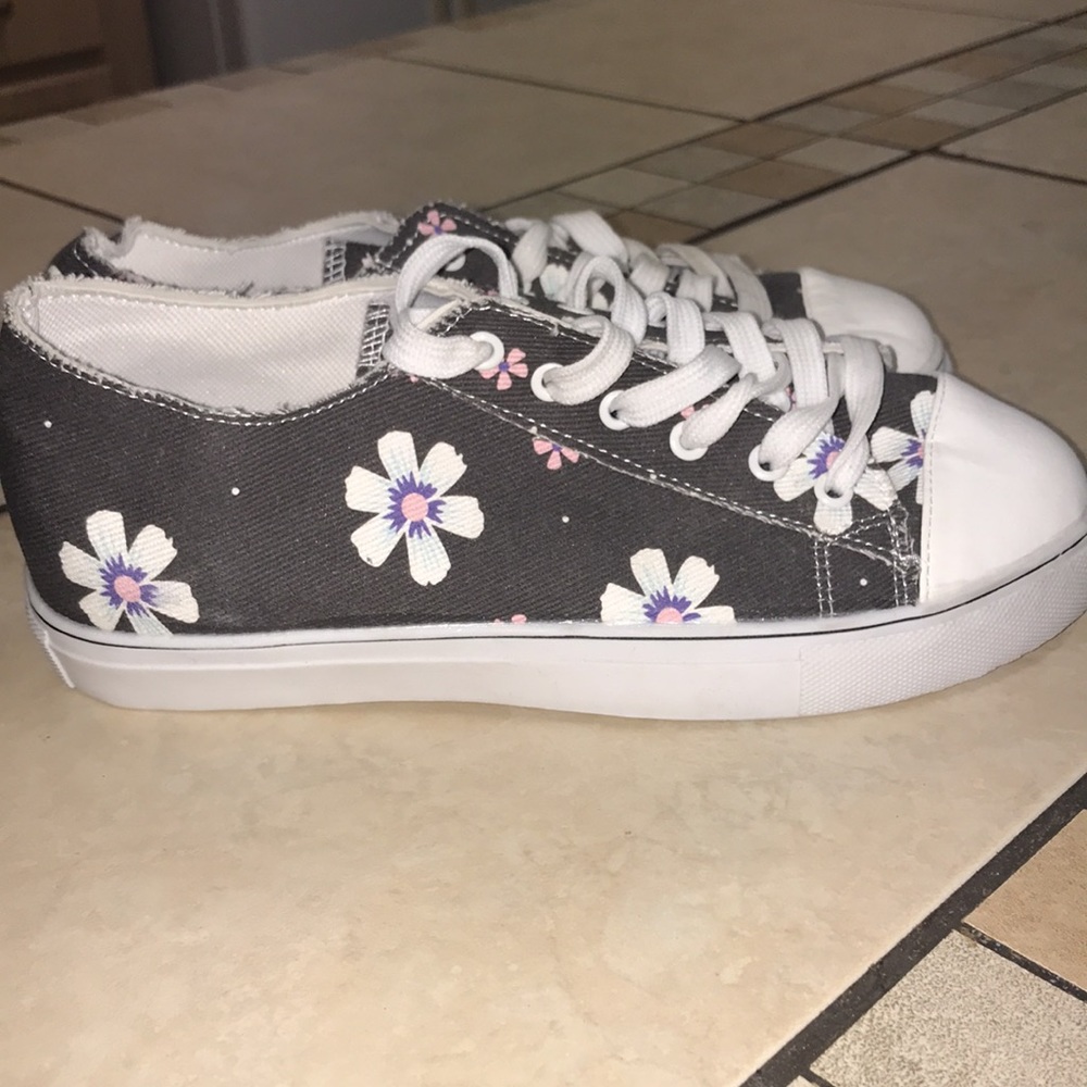 Tennis shoes with daisies